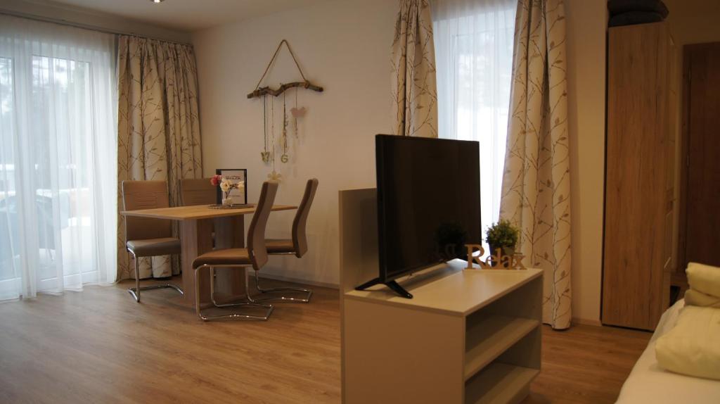 een woonkamer met een tv op een tafel bij Haus Seeblick in See