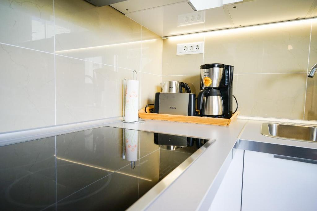 Príslušenstvo na prípravu kávy alebo čaju v ubytovaní Destino City Apartments