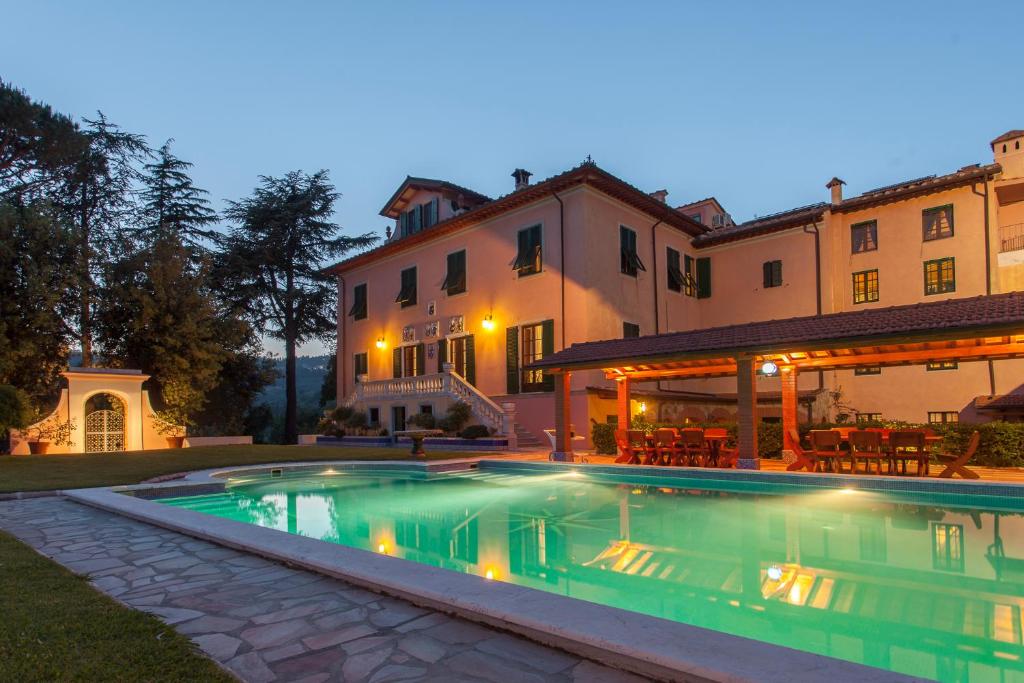 a swimming pool in front of a house at Villa Gobbi Benelli in Corsanico-Bargecchia