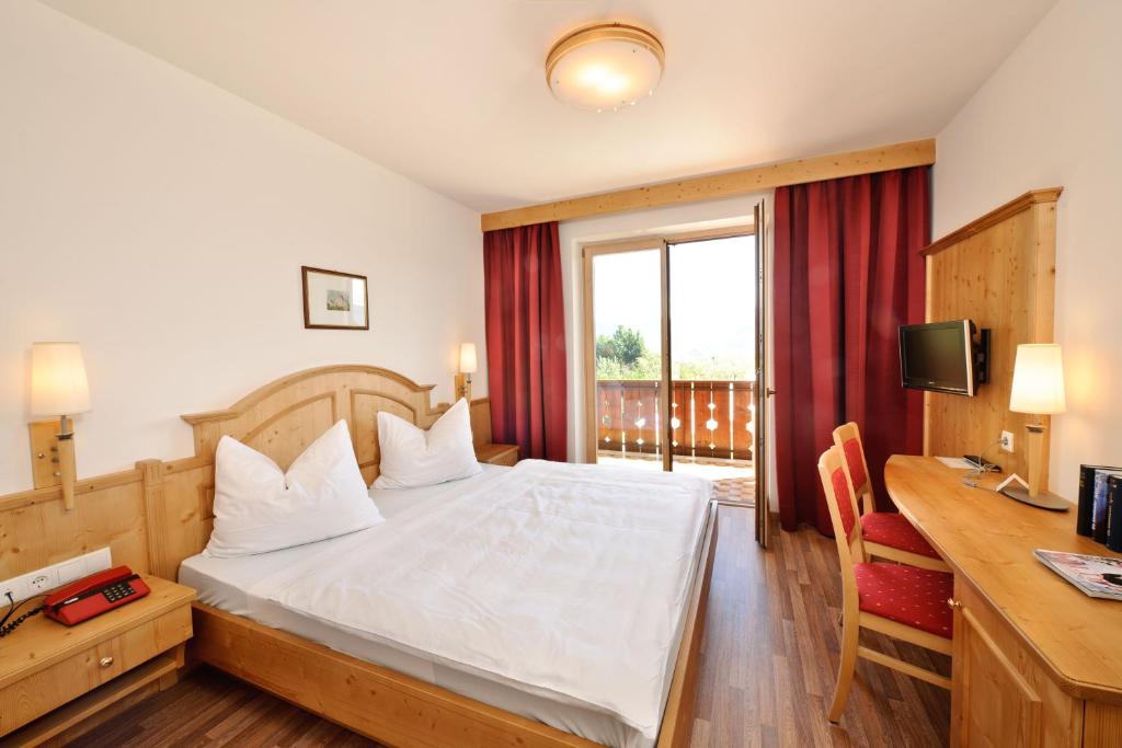 Postel nebo postele na pokoji v ubytování Hotel St. Justina Hof