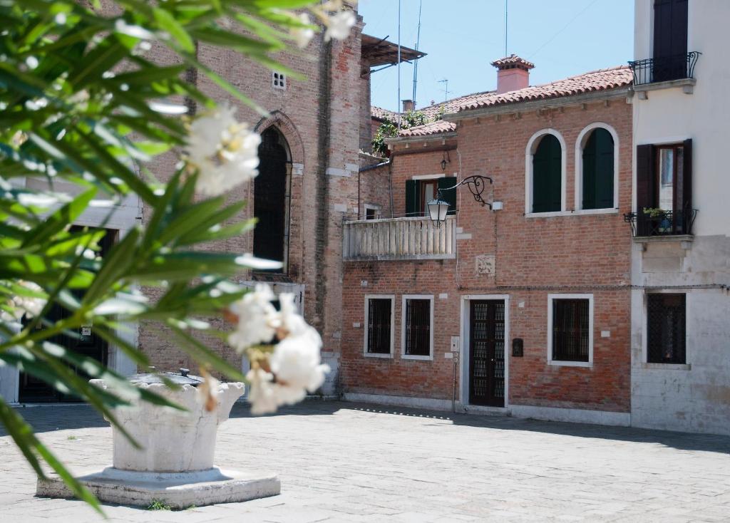 ヴェネツィアにあるLa Terrazza di Vivaldiの大きなレンガ造りの建物(バルコニー、植物付)