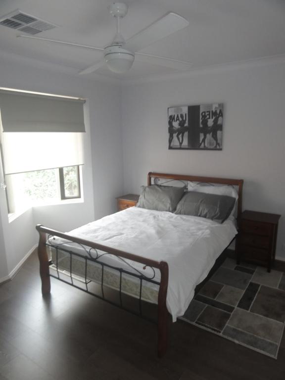 een slaapkamer met een bed in een kamer bij Prime location & spacious in Adelaide