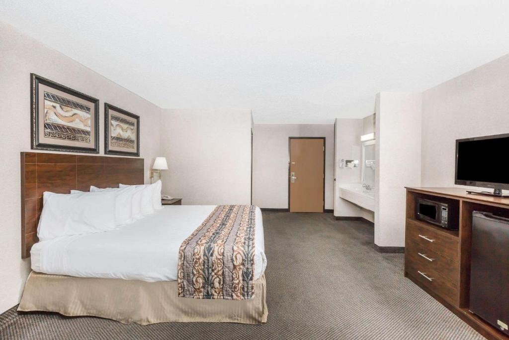 Baymont by Wyndham LeMars - King Studio Suite, No Fumar