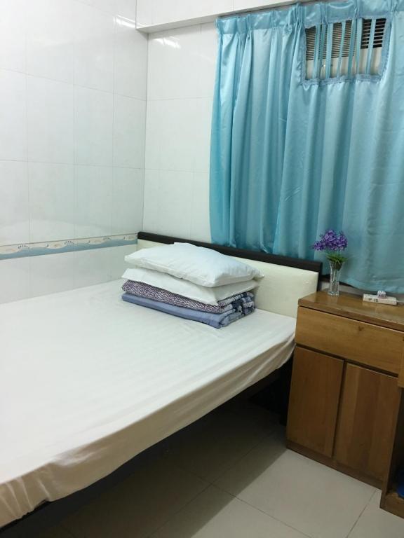 Giường trong phòng chung tại Johnson Hostel