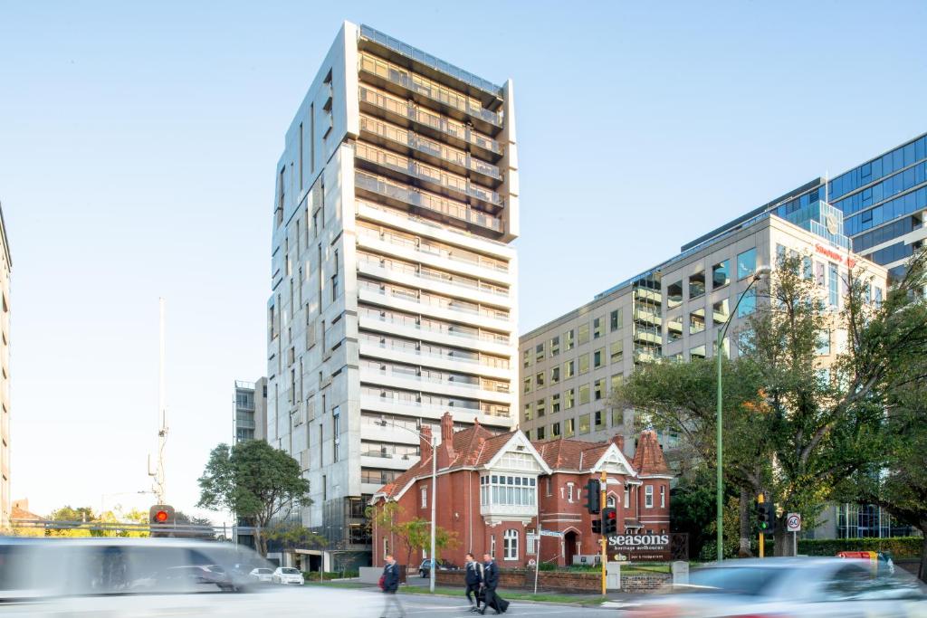 un edificio alto en medio de una ciudad en Seasons Heritage Melbourne, en Melbourne