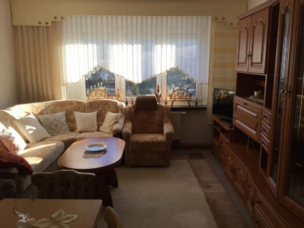 ein Wohnzimmer mit einem Sofa und einem Tisch in der Unterkunft Ferienwohnung in Oberwiesenthal in Kurort Oberwiesenthal