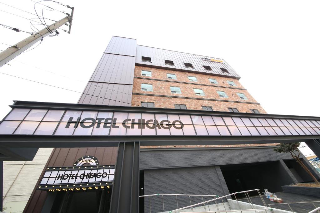 een hotelbord aan de voorzijde van een gebouw bij Hotel Chicago in Changwon
