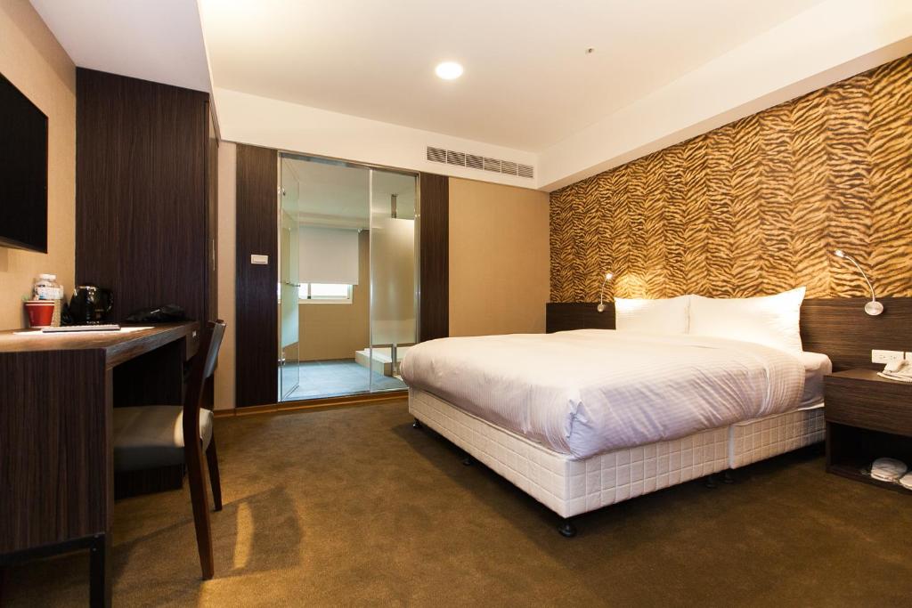 Postel nebo postele na pokoji v ubytování Fairytale Yi Su Hotspring Hotel