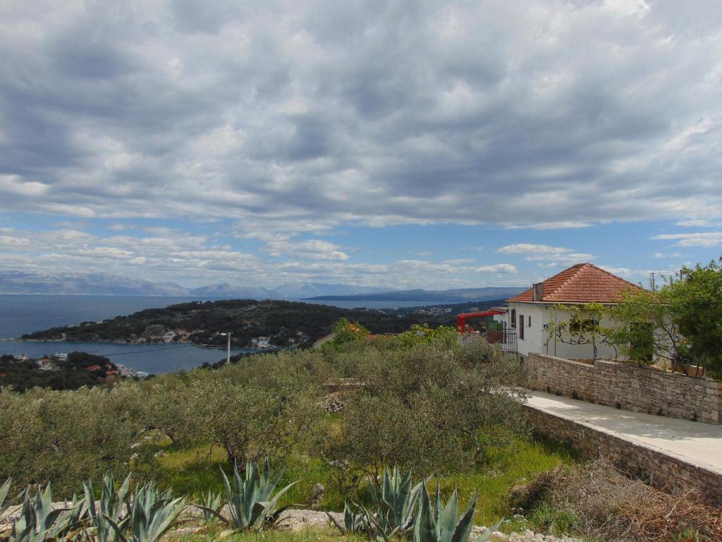 una casa en una colina con vistas al océano en Apartment Fana en Grohote