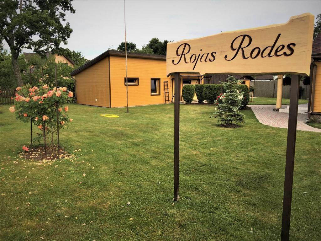 una señal para un patio de rocas rosas con un edificio en Rojas Rodes, en Roja