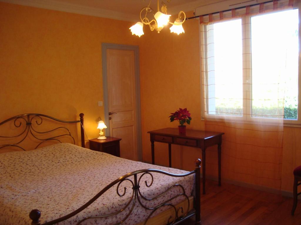 - une chambre avec un lit, deux tables et une fenêtre dans l'établissement Villa du Chene, à Siros