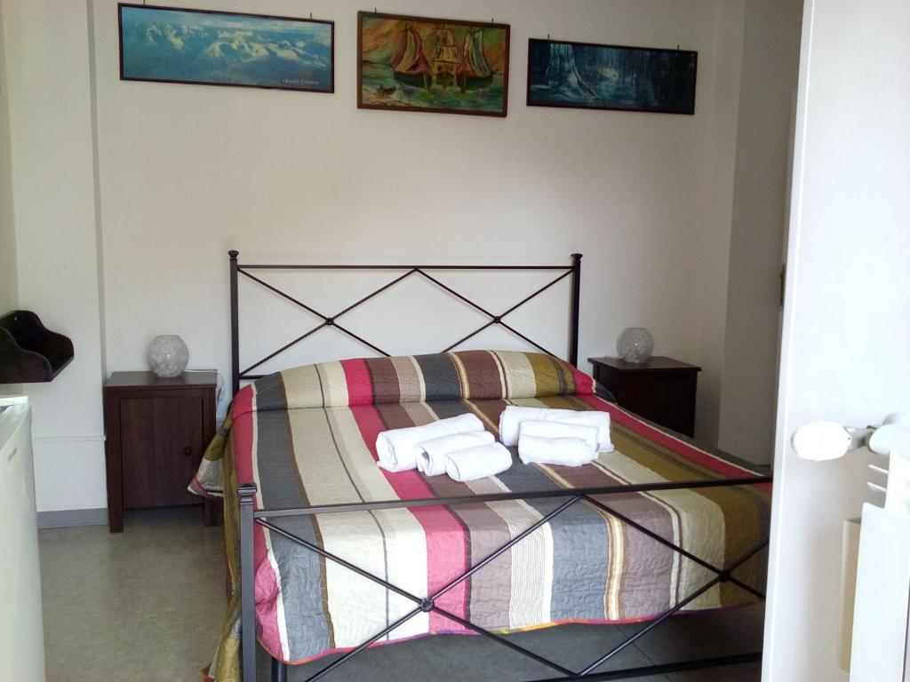 sypialnia z łóżkiem z ręcznikami w obiekcie B&B La Cubanina w Rzymie