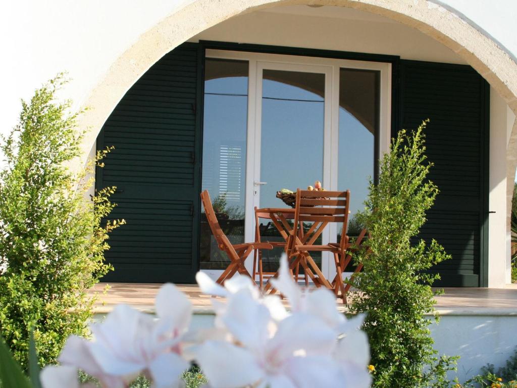 サンタ・マリア・アル・バーニョにあるHoliday house with shared swimming pool near Gallipoliの窓際の椅子とテーブル
