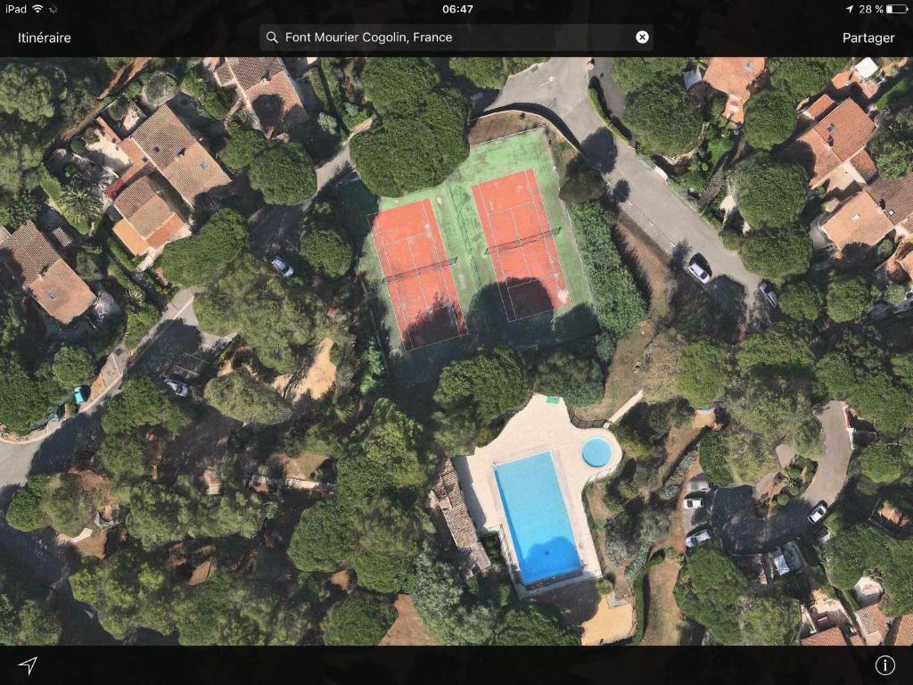 Bazén v ubytování Agréable studio proche StTropez Piscine et Tennis nebo v jeho okolí