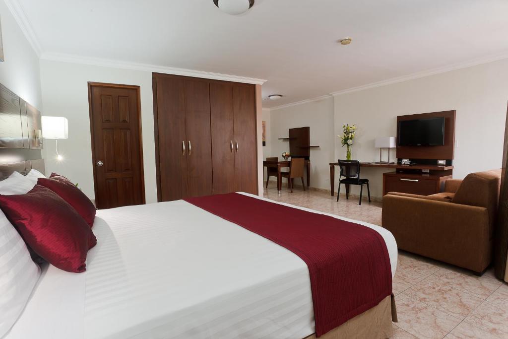 Una cama o camas en una habitación de Hotel Coral Suites