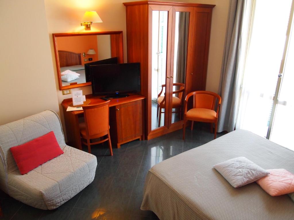 TV a/nebo společenská místnost v ubytování Piccolo Hotel