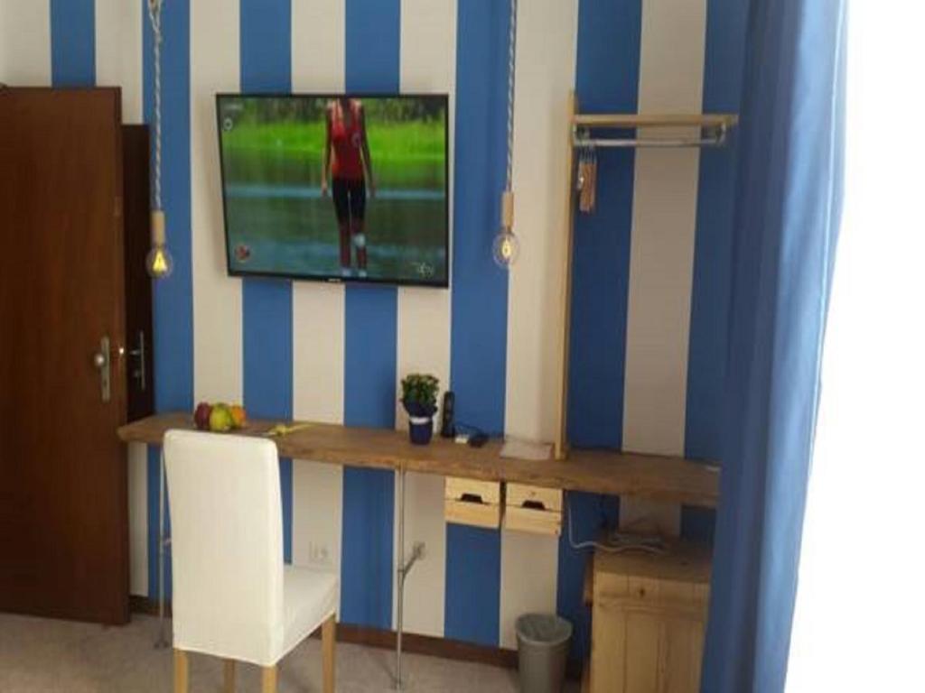 Televízia a/alebo spoločenská miestnosť v ubytovaní Hotel Raphael