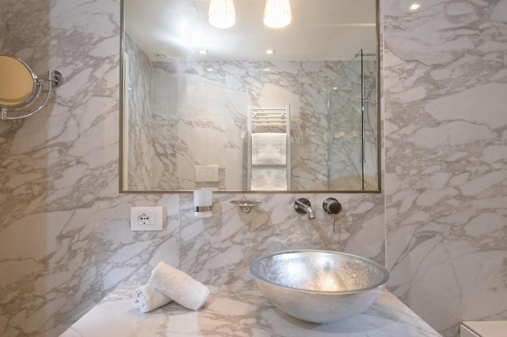 a bathroom with a bowl sink and a mirror at Palazzo Veneziano - Venice Collection in Venice