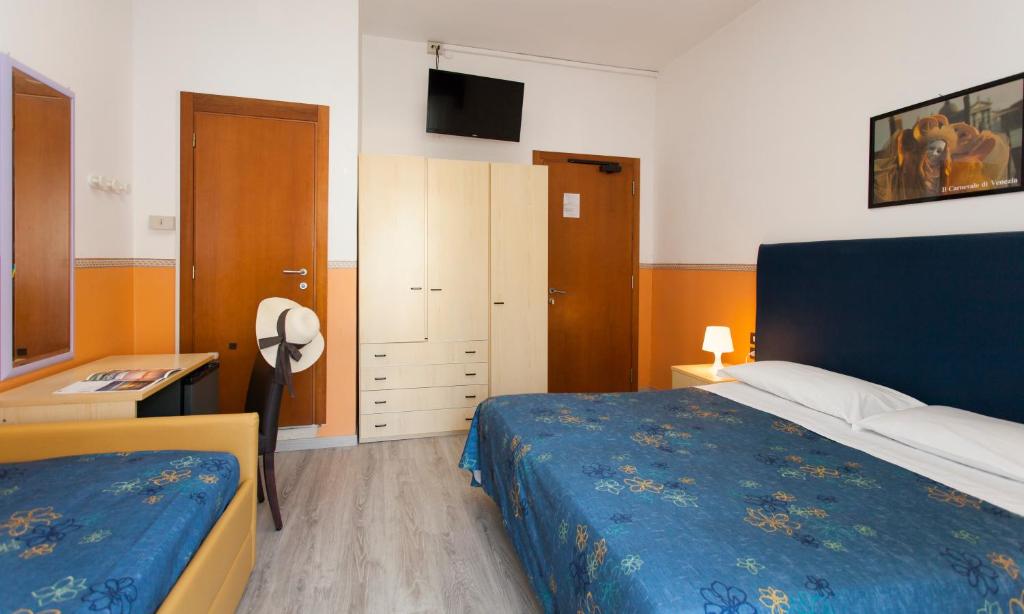 A bed or beds in a room at Hotel Danubio