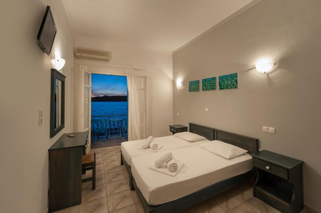 Postel nebo postele na pokoji v ubytování Angeliki Seaside Hotel