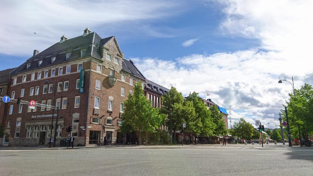ein großes Backsteingebäude in einer Stadtstraße in der Unterkunft Quality Hotel Augustin in Trondheim