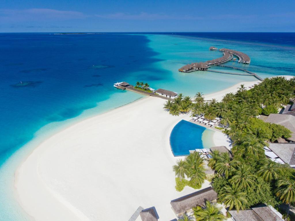 una vista aérea de la playa en el complejo Excelence punta cana en Velassaru Maldives, en Atolón de Malé Sur