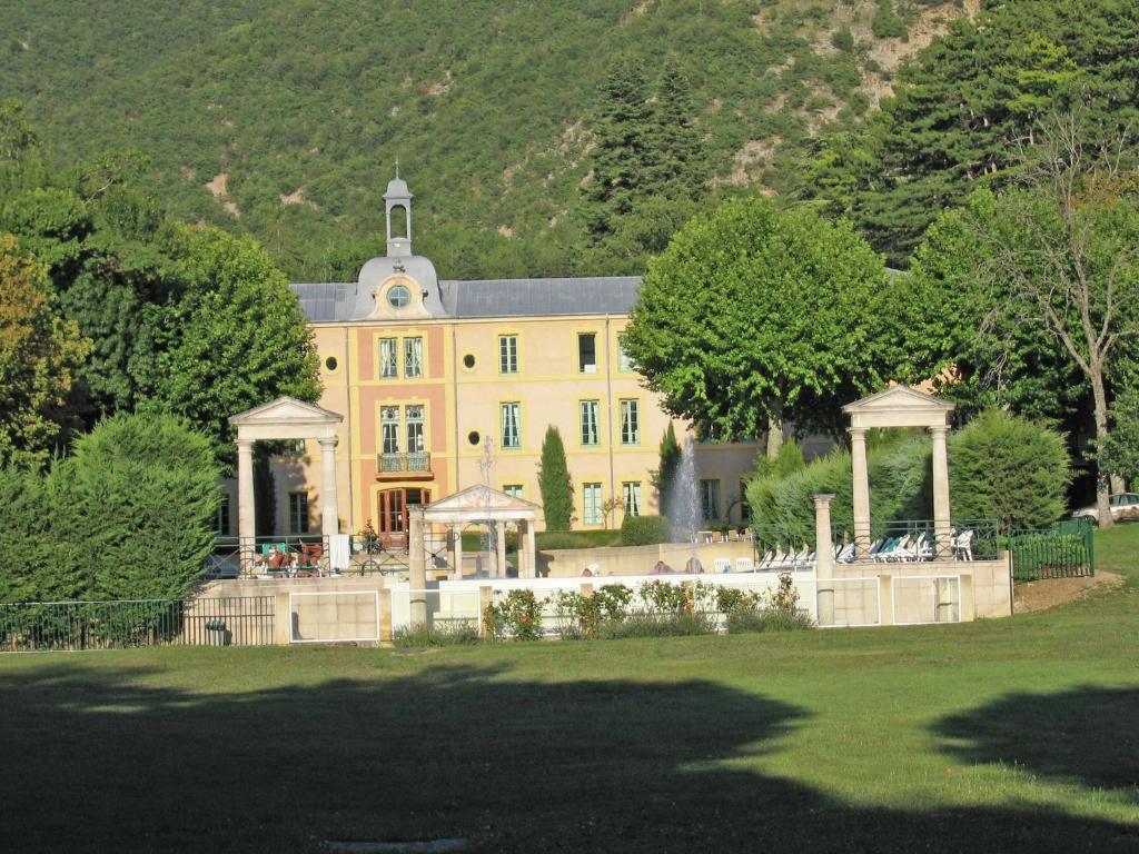 モンブリュン・レ・バンにあるTwo Studios with pool in garden Park nearby spas and views at the Mont Ventouxの大黄色の家