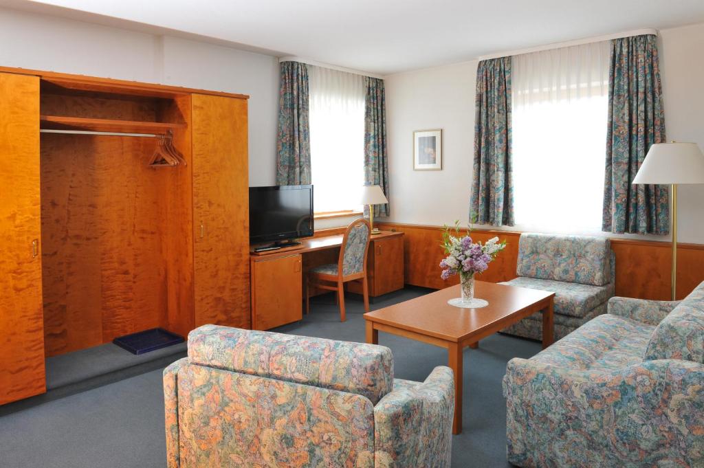 TV a/nebo společenská místnost v ubytování Hotel Grüner Baum