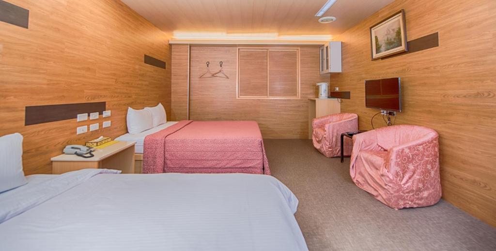 Postel nebo postele na pokoji v ubytování Empire Hotel