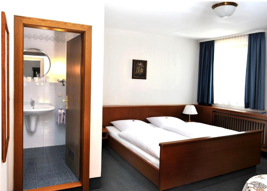 Postel nebo postele na pokoji v ubytování Hotel Grüner Baum