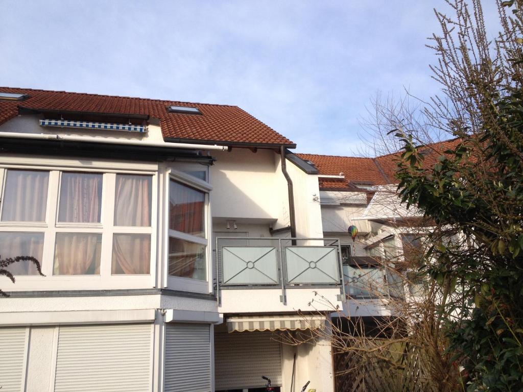 a house with a balcony on the side of it at Gästezimmer bei Ingrid in Tübingen