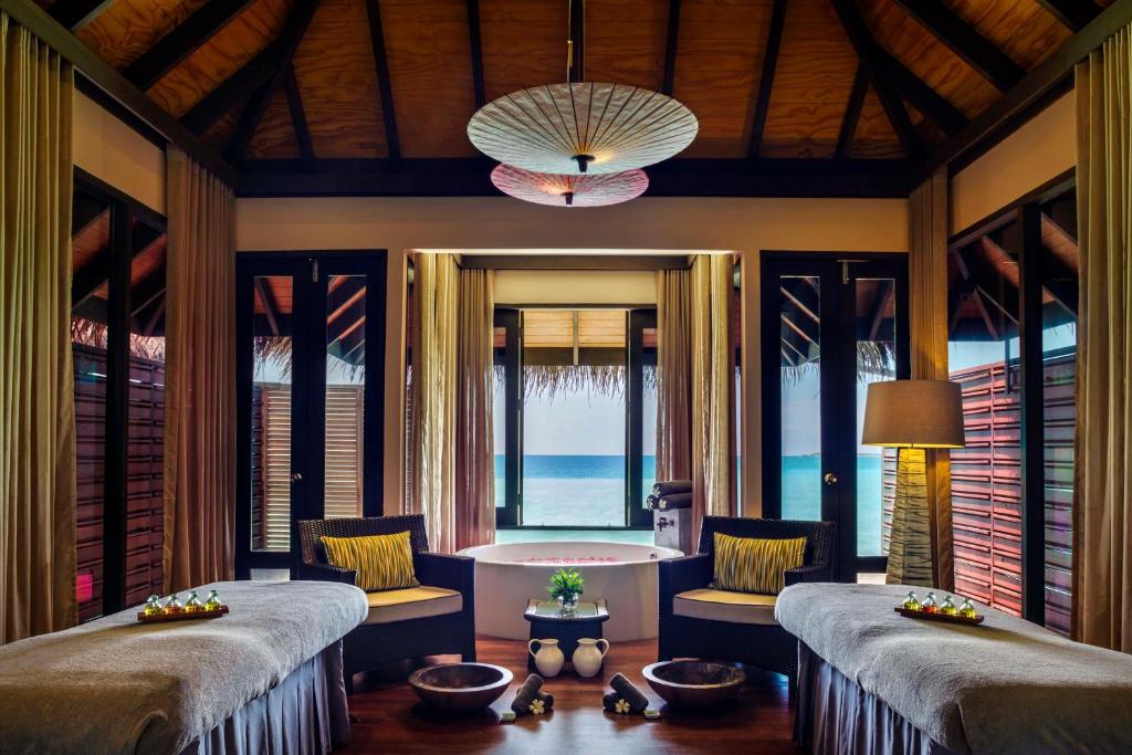 Postel nebo postele na pokoji v ubytování Velassaru Maldives
