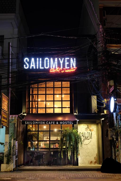 un restaurante con un cartel que lee taberna Salomon en Sailomyen Hostel, en Vientiane