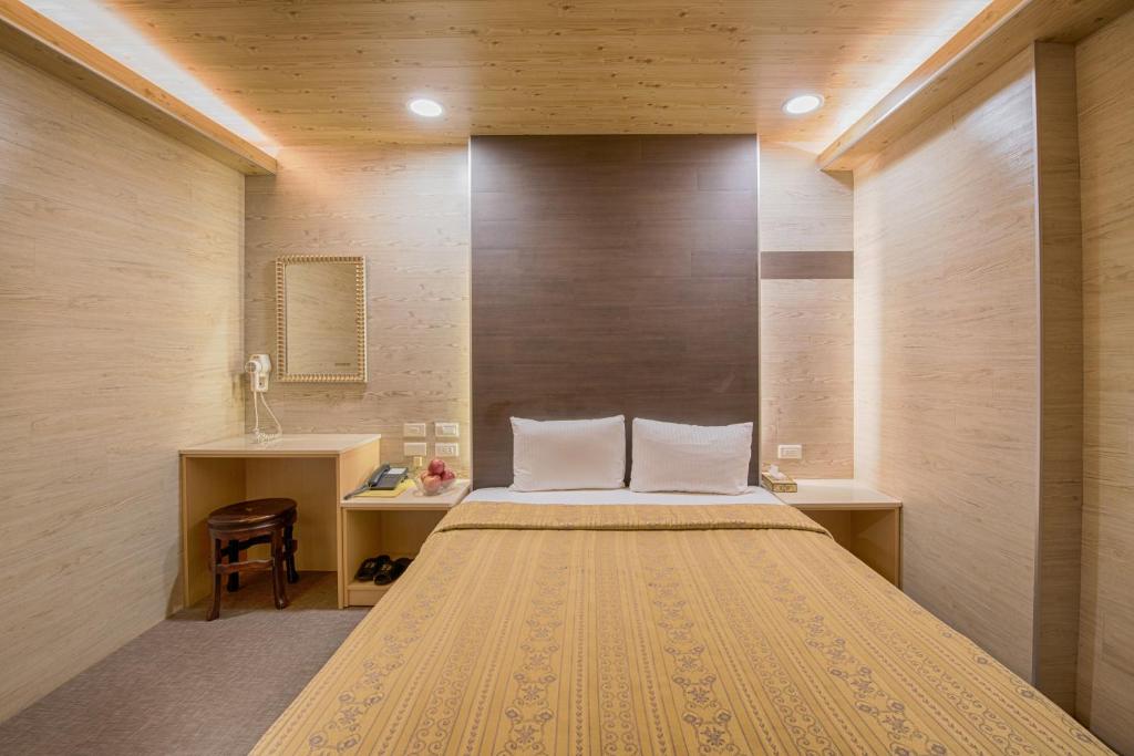 Postel nebo postele na pokoji v ubytování Empire Hotel