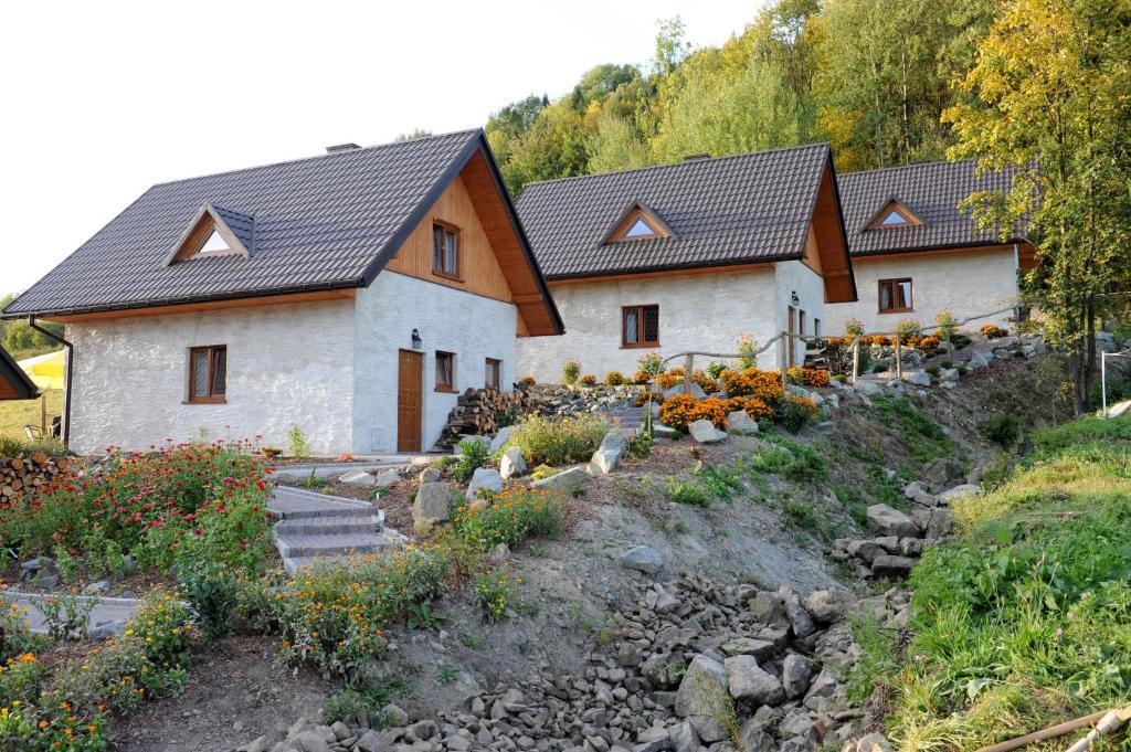 une maison avec un jardin en face dans l'établissement Domki Oberwanka, à Mszana Dolna