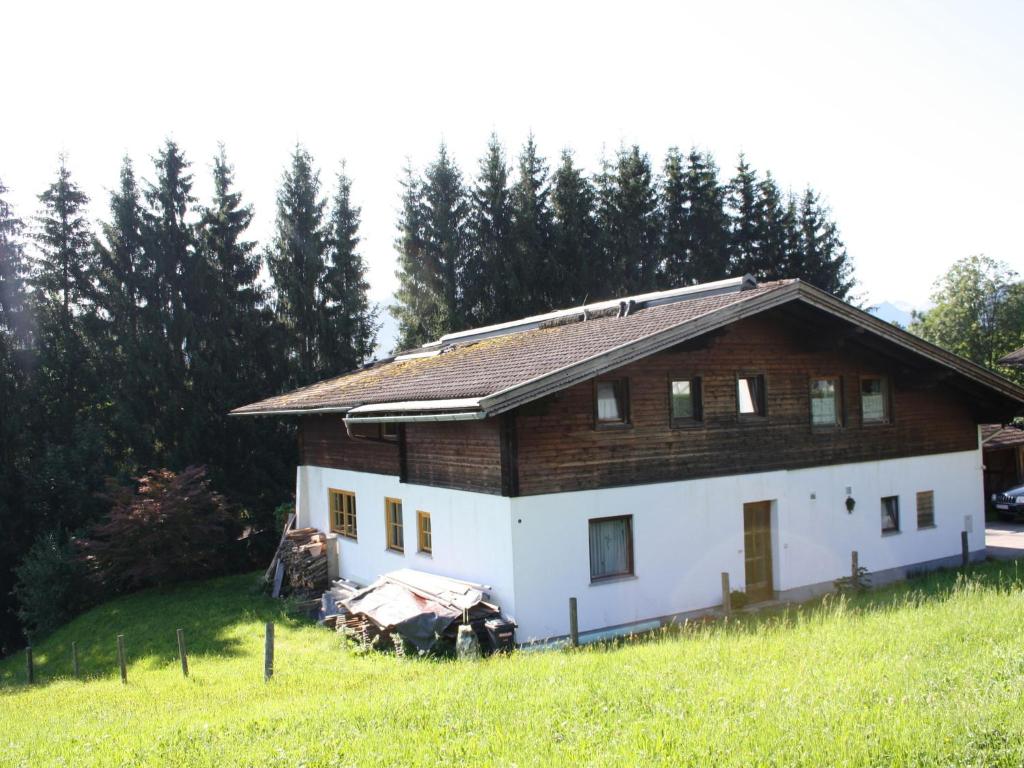 フラッハウにあるApartment near Flachau with mountain viewの背景の木々の畑の家