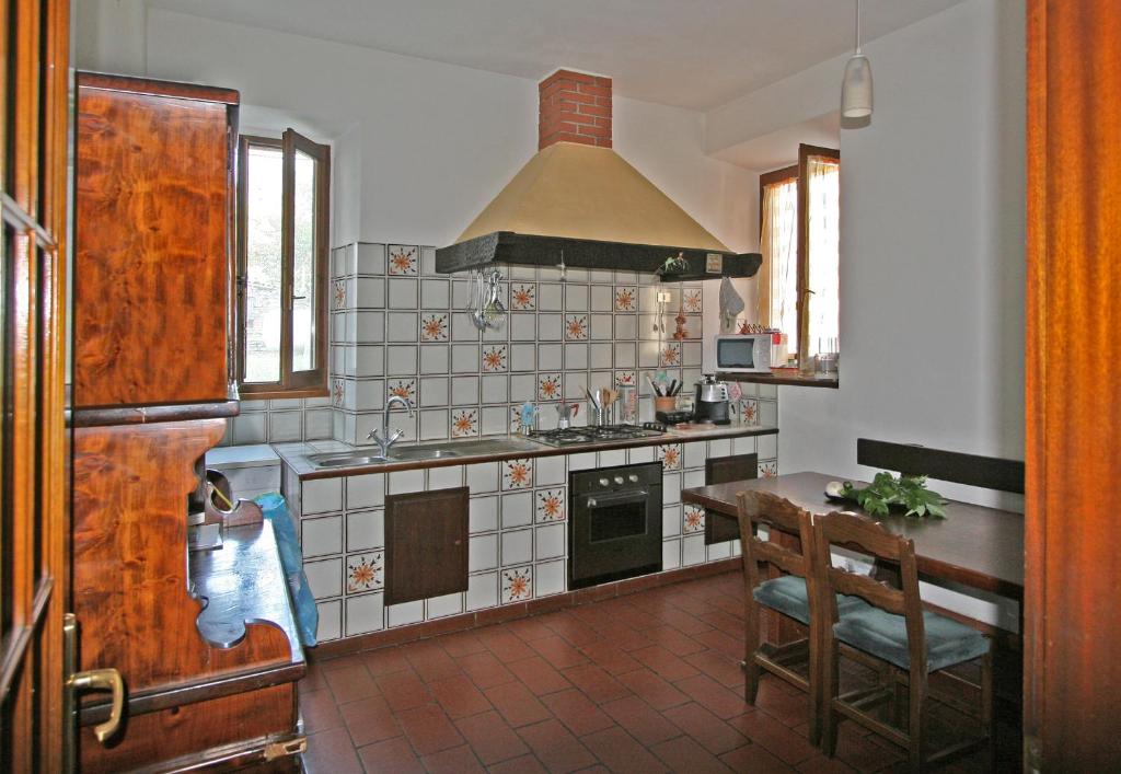 cocina con fregadero y fogones horno superior en B&B il Pisolo Di Meina, en Meina