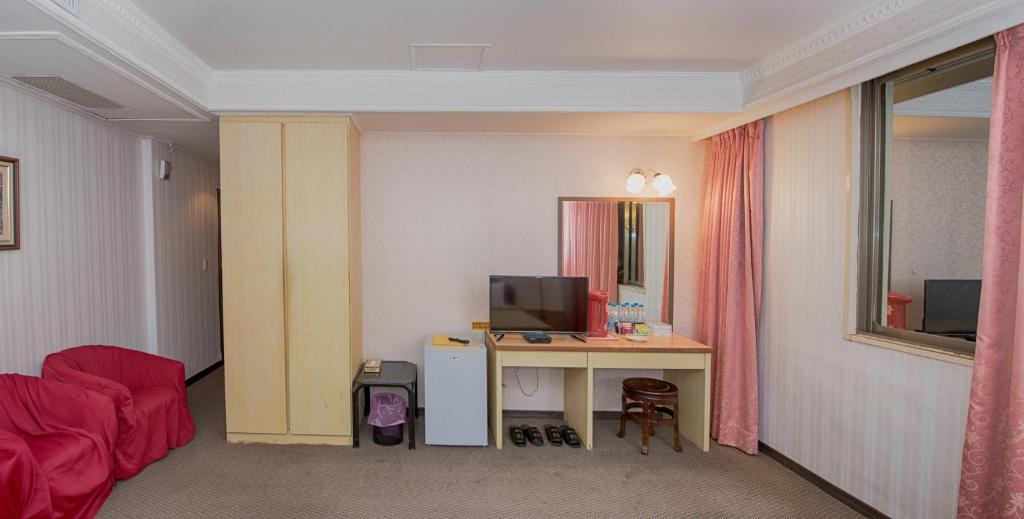 TV a/nebo společenská místnost v ubytování Empire Hotel