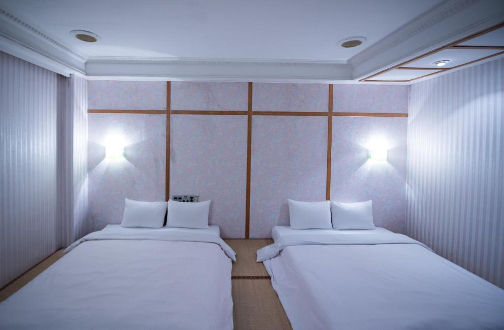 Postel nebo postele na pokoji v ubytování Empire Hotel
