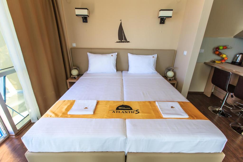 Postel nebo postele na pokoji v ubytování Atlantic Hotel