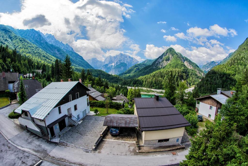 une vue aérienne sur un village avec des montagnes en arrière-plan dans l'établissement A Million Dollar View, à Kranjska Gora