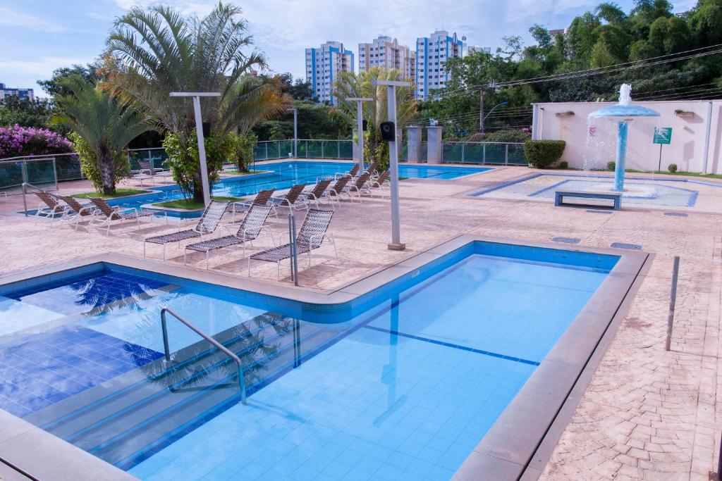 a swimming pool with chairs in a resort at Águas do Paranoá in Caldas Novas