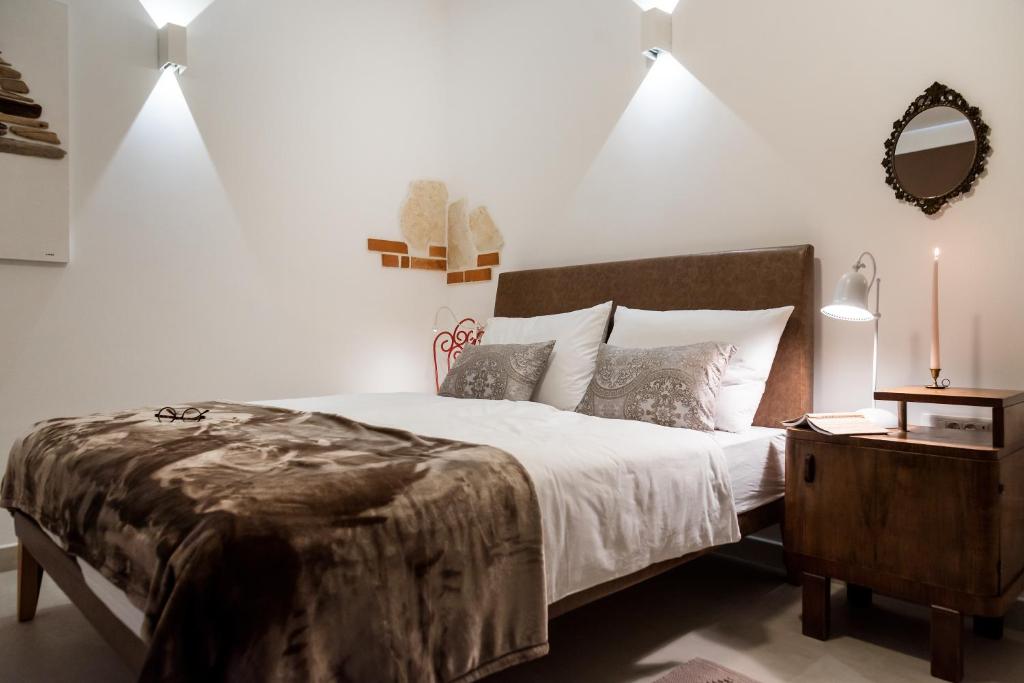 1 dormitorio con 1 cama grande y espejo en Arka Trogir apartments - Seget Vranjica, en Seget Vranjica