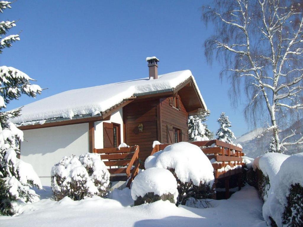 a log cabin with snow on the roof at Comfy chalet with dishwasher, in the High Vosges in Le Ménil
