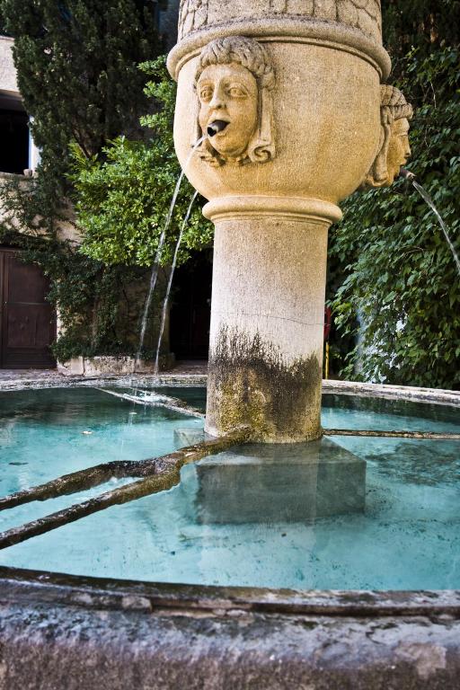 Bazén v ubytování Hôtel la Fête en Provence nebo v jeho okolí