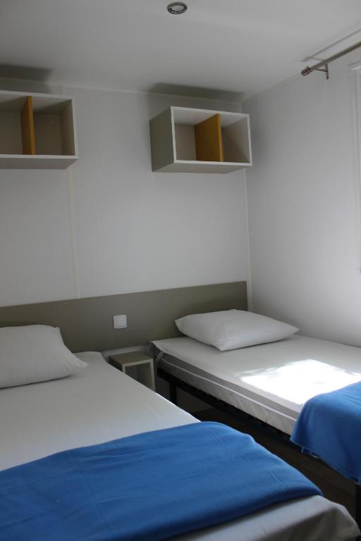 Postel nebo postele na pokoji v ubytování Camping les Chênes