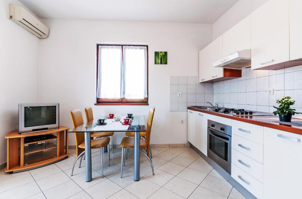 Kuchnia lub aneks kuchenny w obiekcie Apartments Andrej