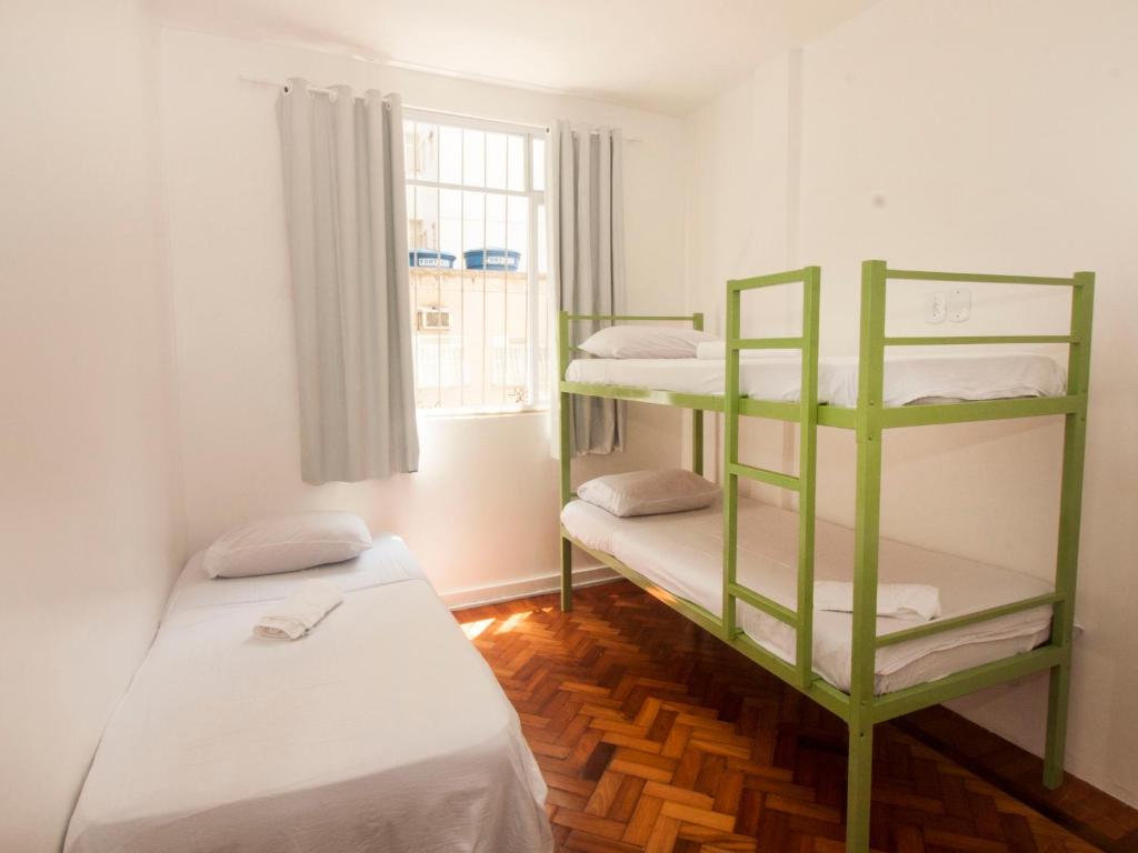 Zimmer mit 2 Etagenbetten und einem Fenster in der Unterkunft El Misti Suites Copacabana in Rio de Janeiro