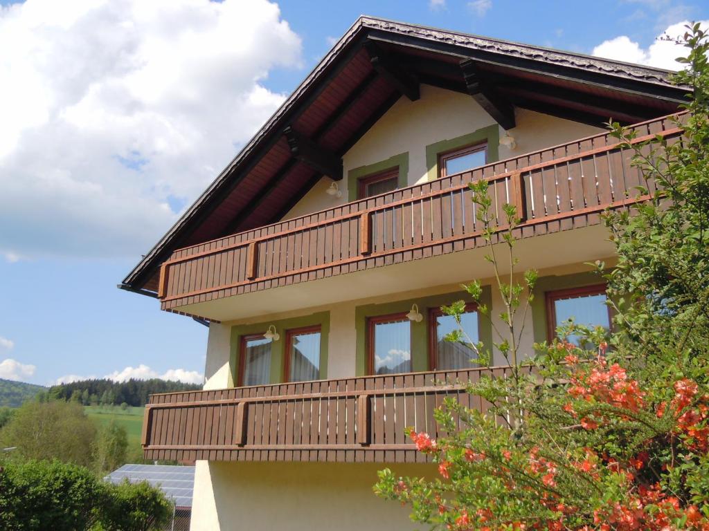 een huis met een balkon aan de zijkant bij Hotel Lugerhof in Weiding