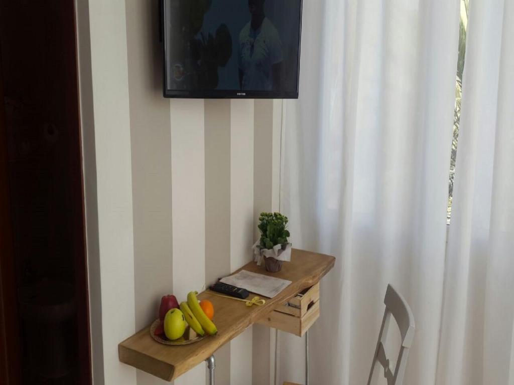 Televízia a/alebo spoločenská miestnosť v ubytovaní Hotel Raphael